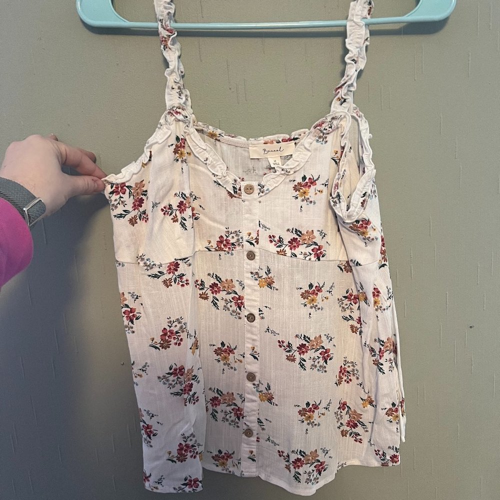 Junior's baby dool tank tank.  Brand new without tags.  Becaal size M.